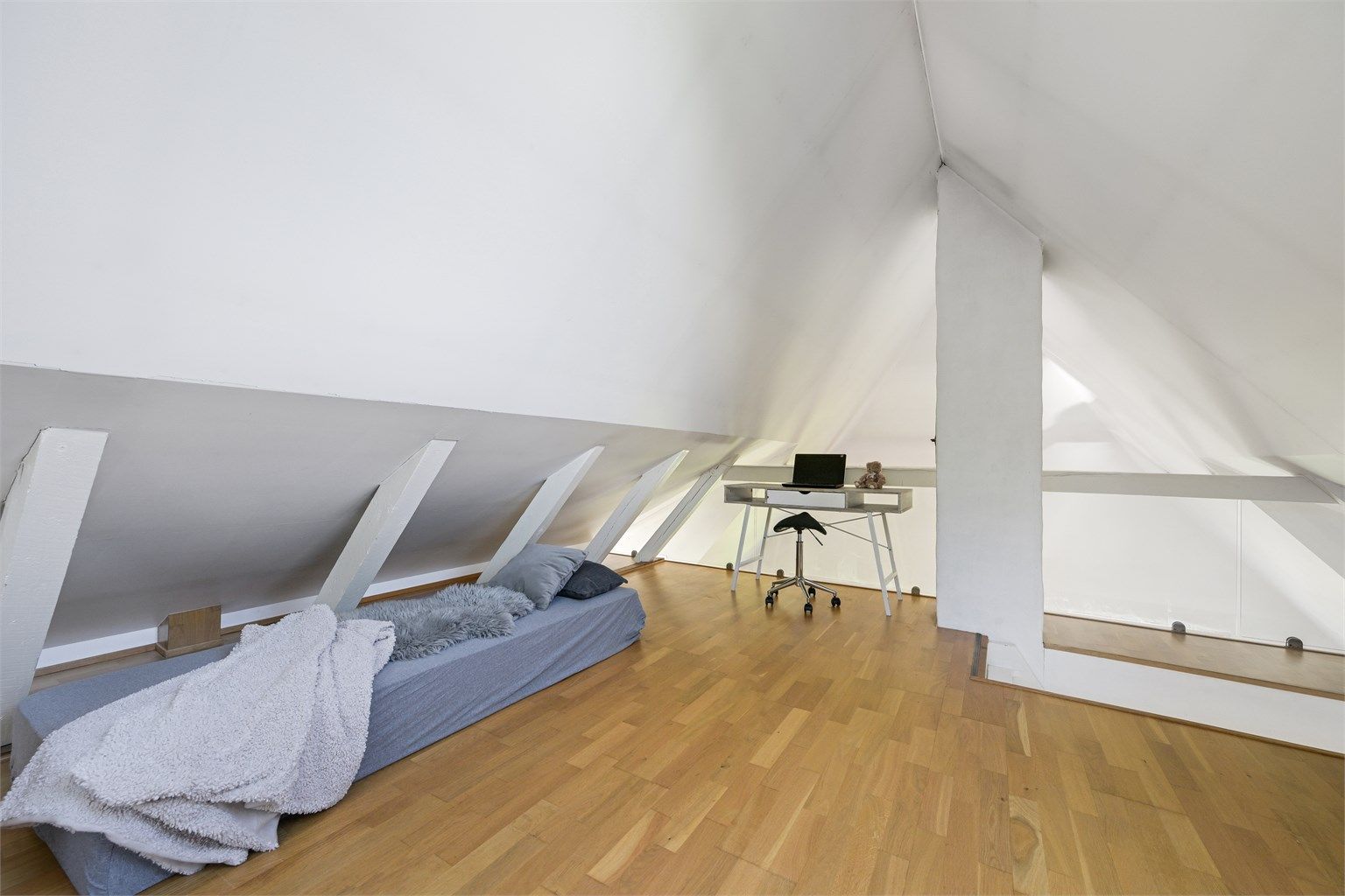 Plassen kan fint brukes som kontor og har svært god plass til diverse oppbevaringsmøblement eller sofa. 