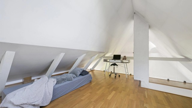 Plassen kan fint brukes som kontor og har svært god plass til diverse oppbevaringsmøblement eller sofa.