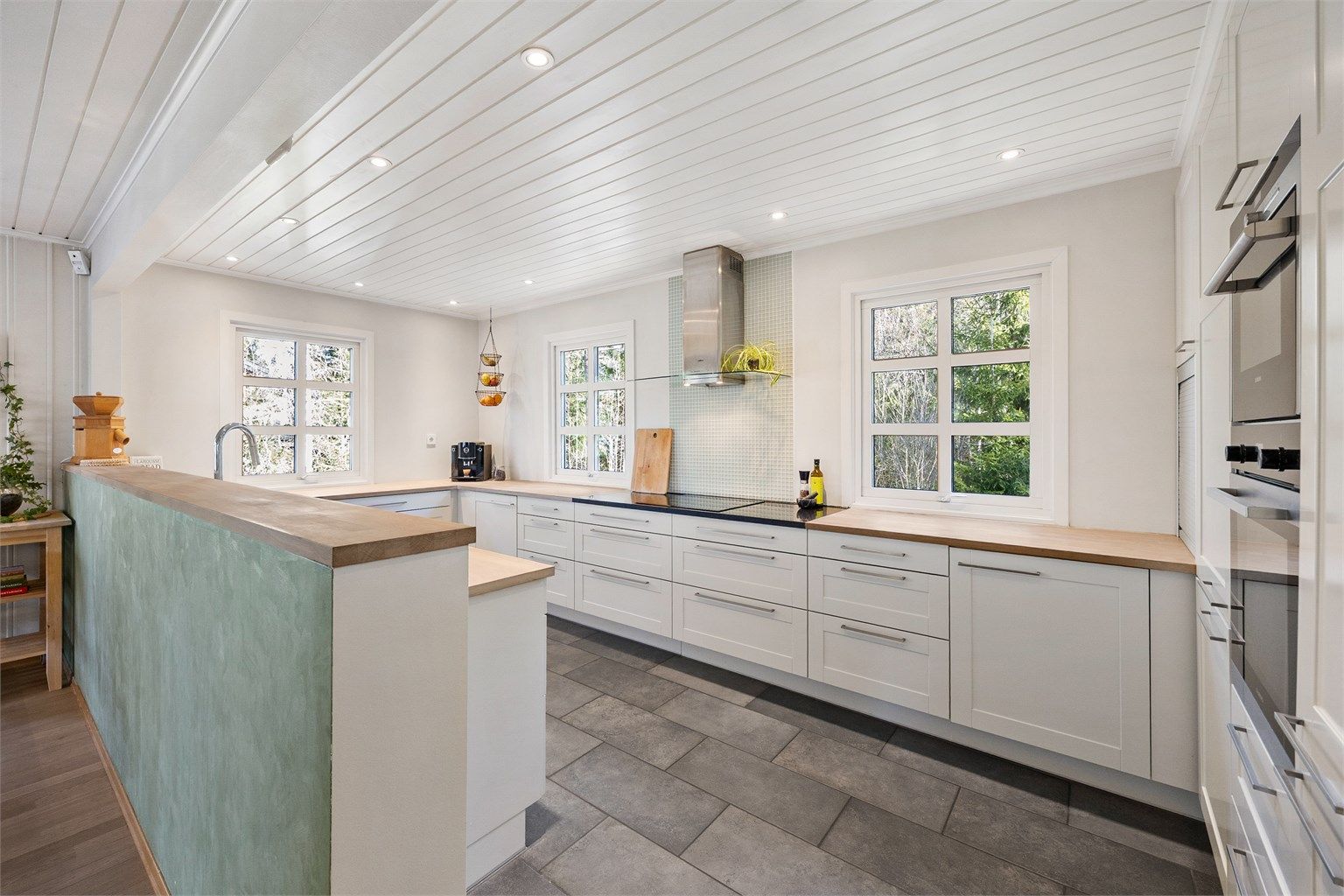 Flott HTH kjøkken fra 2010. Benkeplate i eik og granitt.