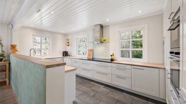 Flott HTH kjøkken fra 2010. Benkeplate i eik og granitt.