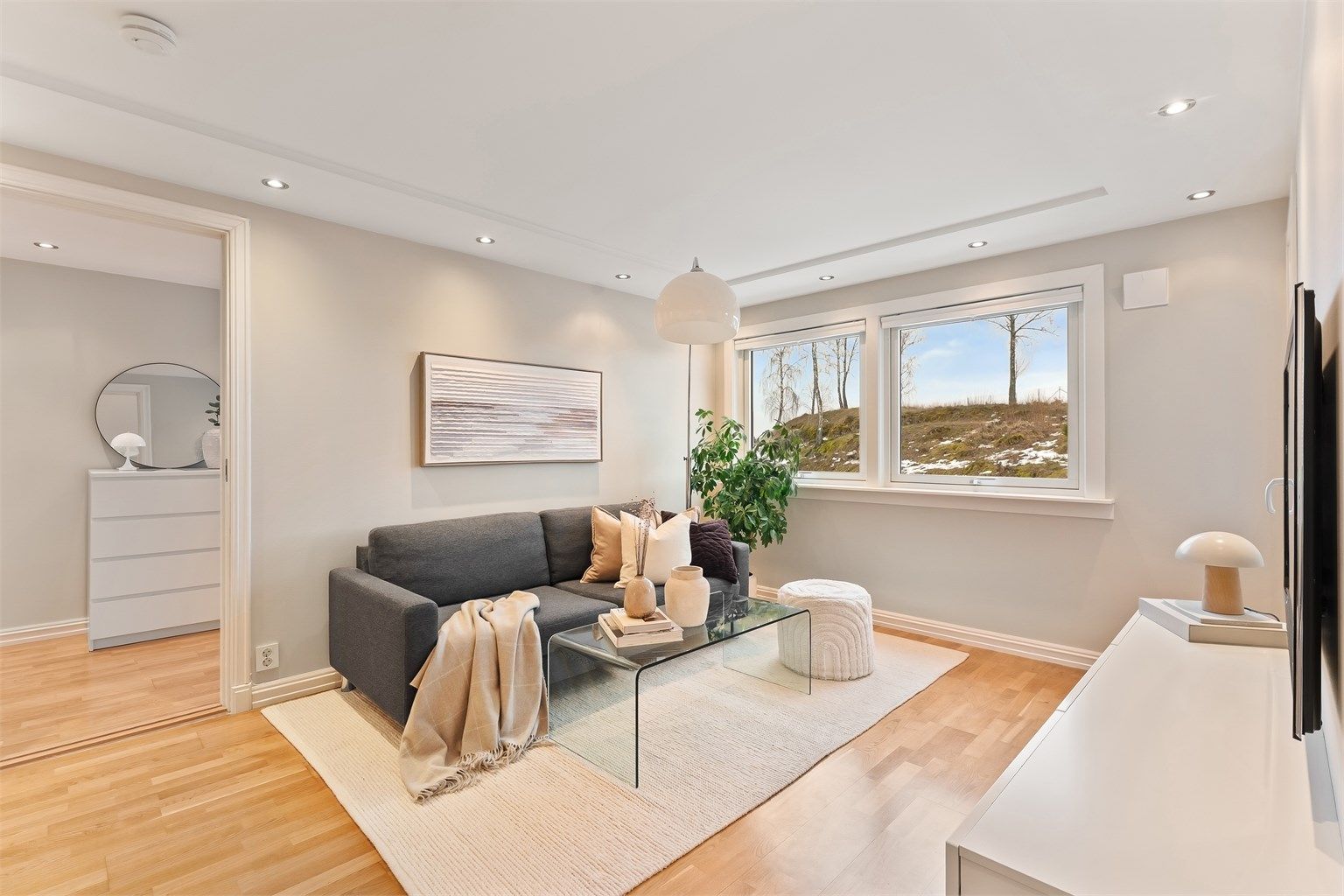 Stuen har parkettgulv med gulvvarme og vinduer fra 2022. Leiligheten er en usjenert endeleilighet.