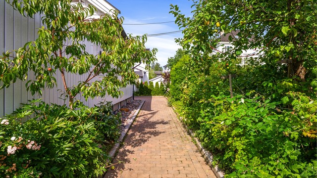 Nyere drenering på tre sider av boligen og etterisolering av kjeller i 2019. I tillegg til dreneringen så ble det også lagt belegningsstein og asfalt på tidligere gruslagt gårdsplass, samt kantstein langs gangsti, bedd og rundt biloppstillingsplass