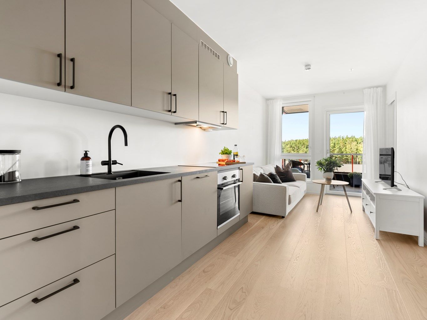 Leiligheten ble ferdigstilt i 2021 med en svært effektiv romløsning og moderne standard som i dag er velholdt.