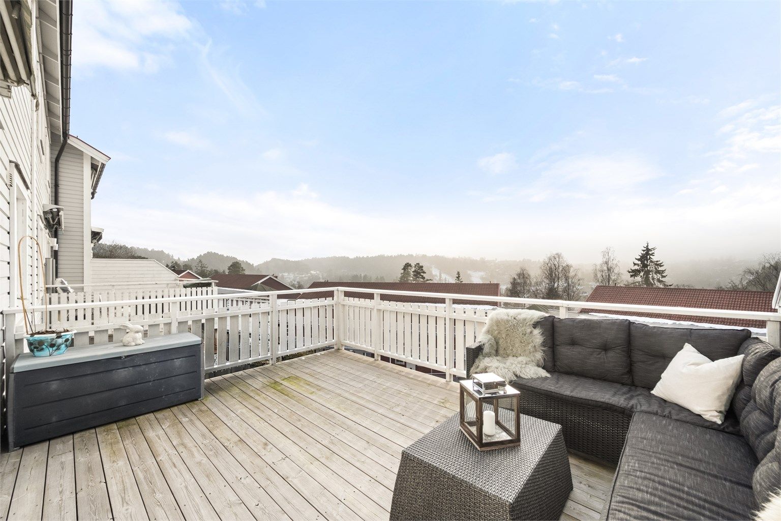 Fra stuen er det utgang til en veranda på 15 m² med god plass til utemøbler og grill.