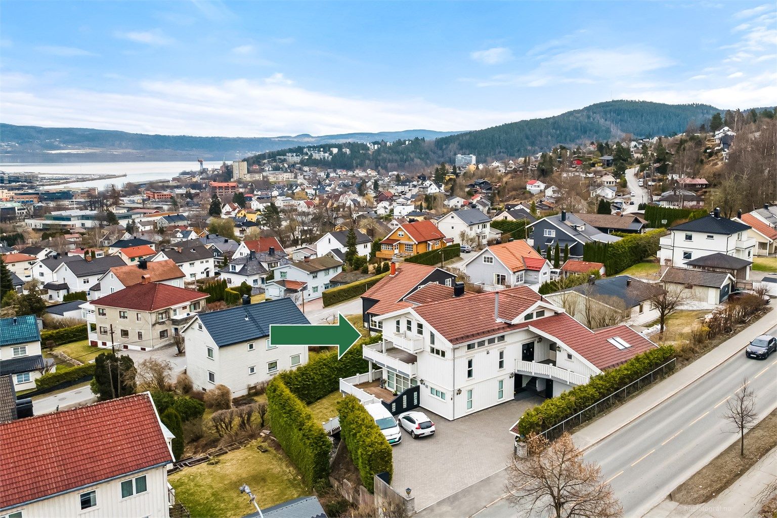 Eiendommen har en fin beliggenhet på Austad med kort vei ned til sentrum