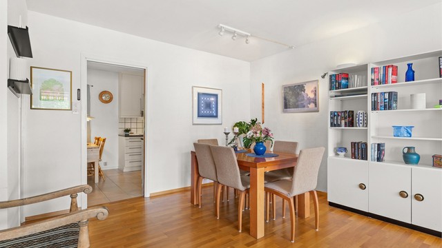 Kombinert stue og spisestue med god plass til både salong og spisebord