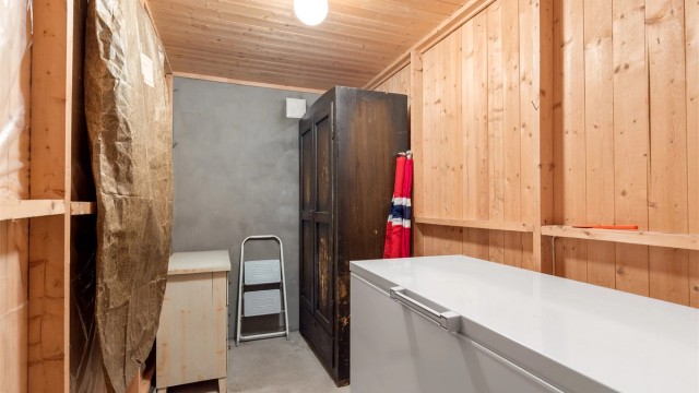 Det er i tillegg to boder til i underetasjen med plass til både en dypfryser, julepynt, støvsuger o.l.