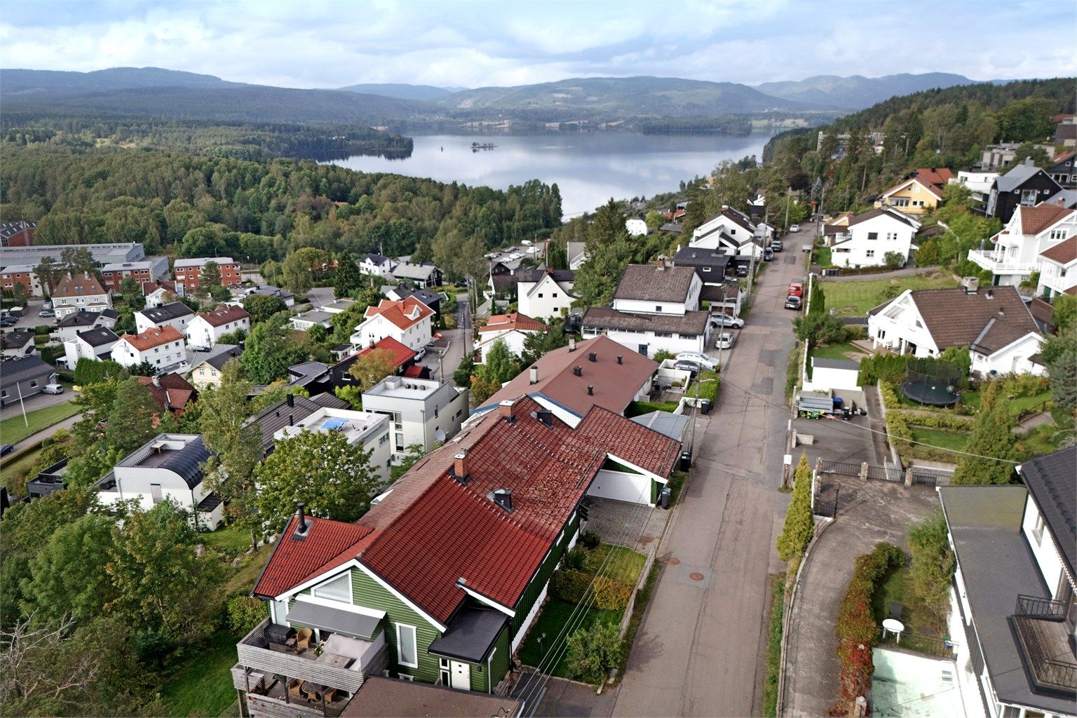 Velkommen til Fallanveien 11A - En romslig halvpart av en vertikaldelt tomannsbolig med meget flott beliggenhet! 