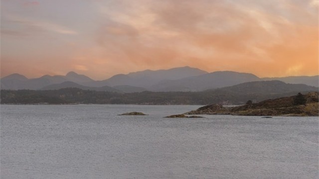 Her kan man senke roen og nyte fjord, fjell og det maritime livet utenfor.
