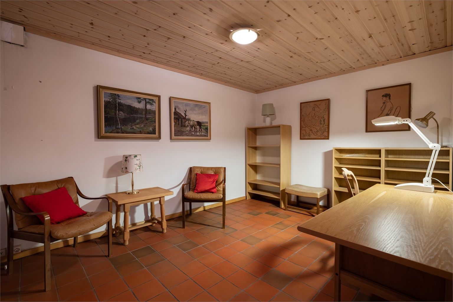 Rom benyttet som kontor i kjelleren.