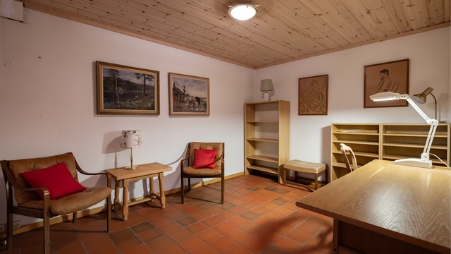 Rom benyttet som kontor i kjelleren.