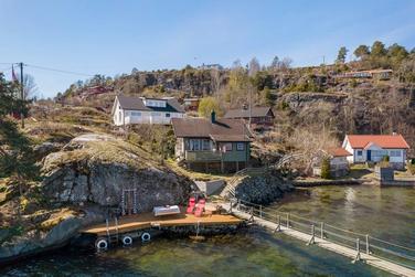 STRANDTOMT - Hytta på Bjønnes ligger bare et par meter fra vannkanten.