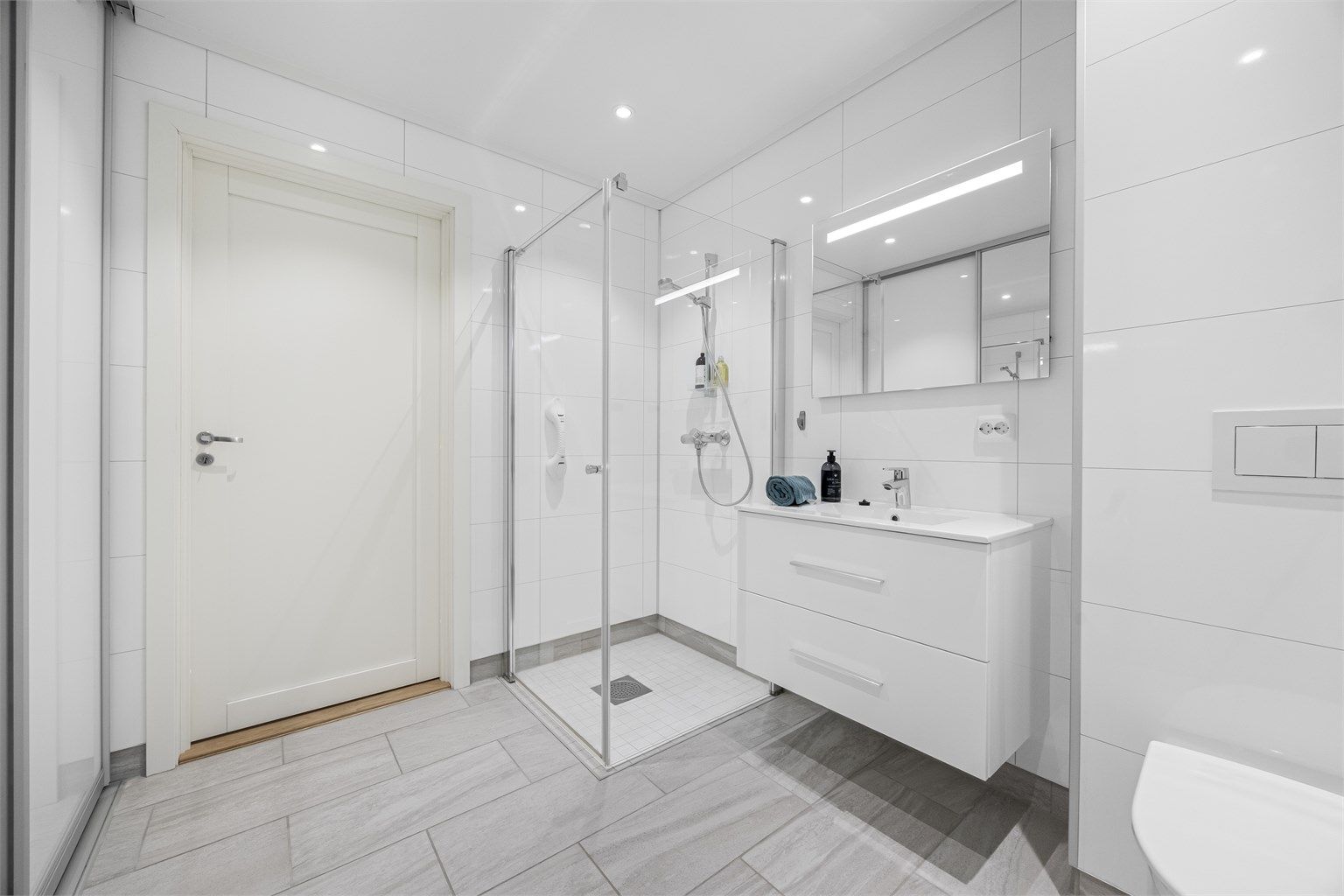 Romslig og praktisk baderom.