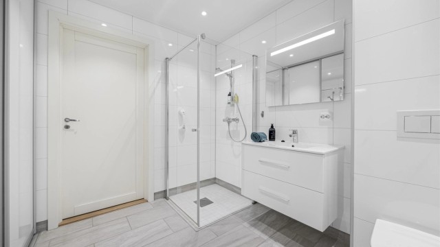 Romslig og praktisk baderom.