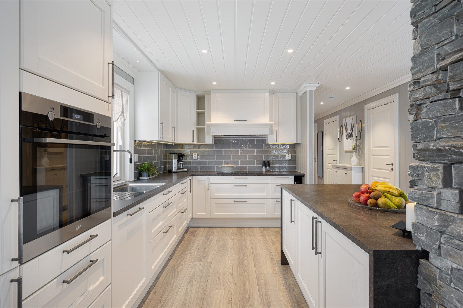 Alle hvitevarer er integrert, inkludert induksjonstopp, stekeovn, kjøl-/fryseskap og oppvaskmaskin.