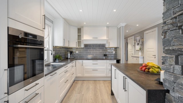 Alle hvitevarer er integrert, inkludert induksjonstopp, stekeovn, kjøl-/fryseskap og oppvaskmaskin.