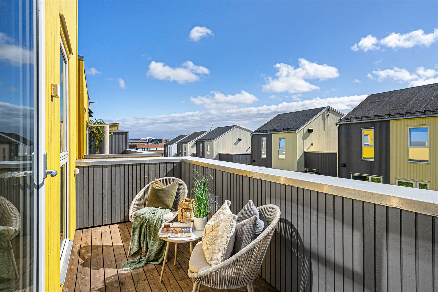 Den sørvendte balkongen er på ca 10 kvm og har supre solforhold
