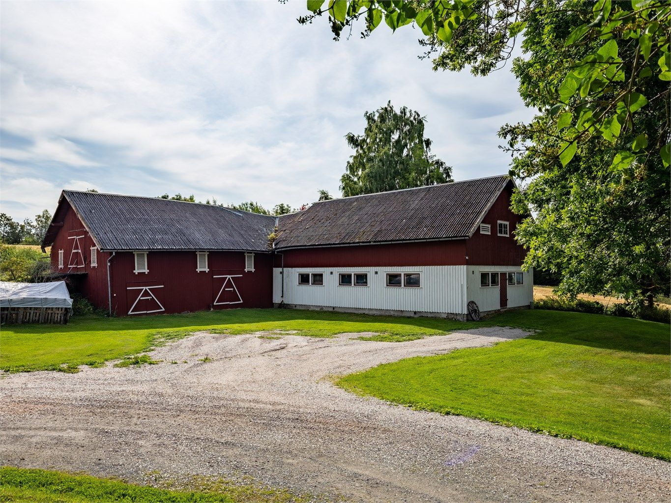 I tillegg har eiendommen en låve/driftsbygning som gir småbruket mye av sin karakter.
