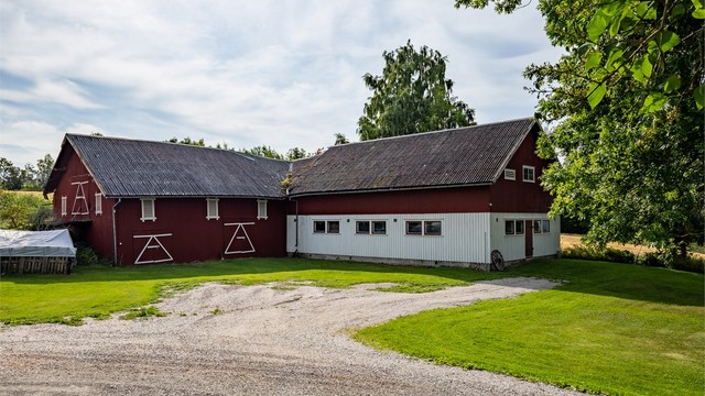 I tillegg har eiendommen en låve/driftsbygning som gir småbruket mye av sin karakter.
