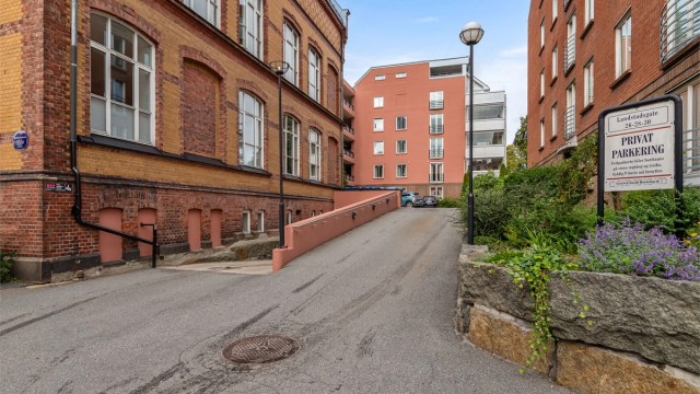 Innkjøring til gjesteparkering og garasjekjeller.
