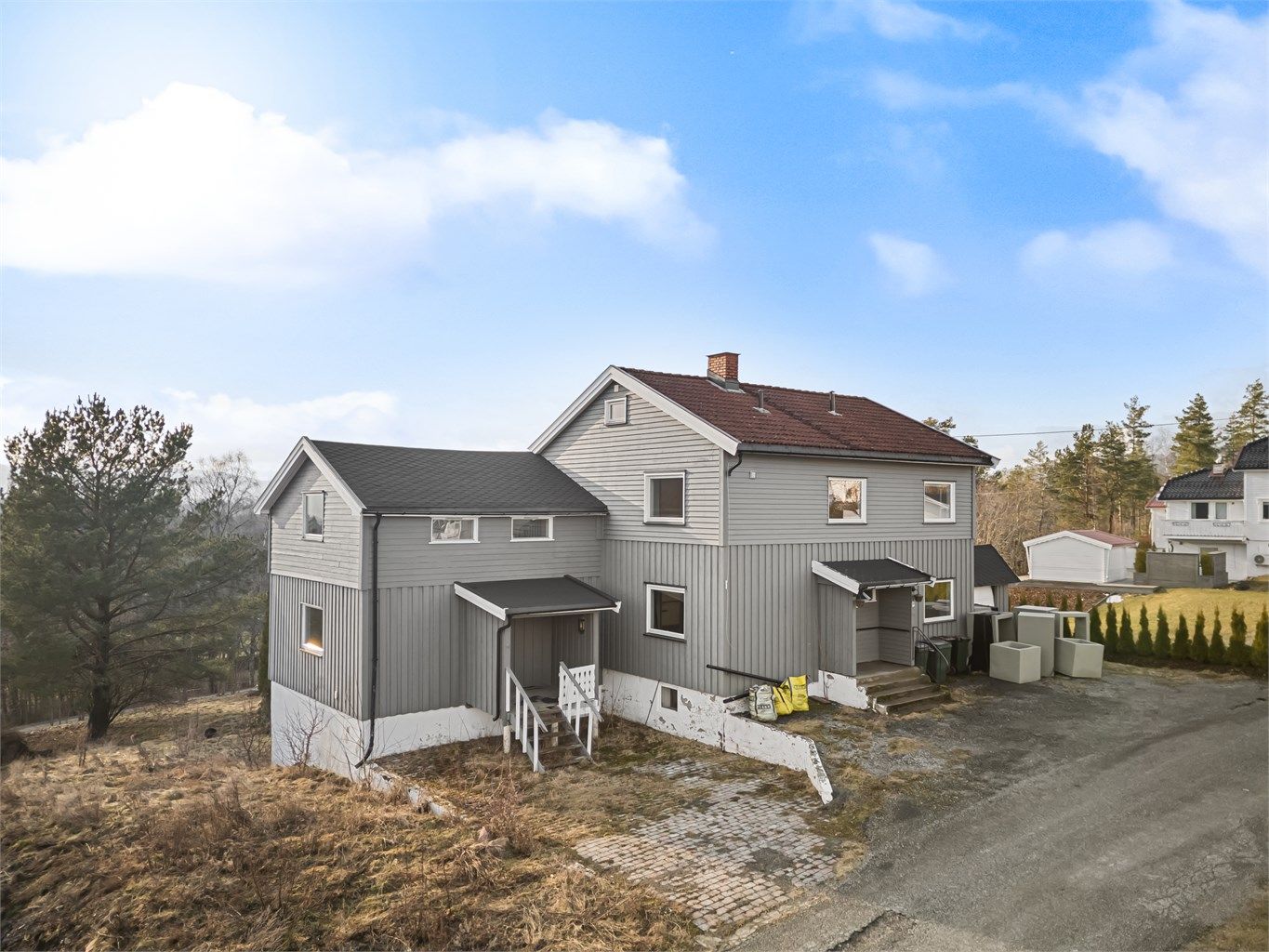 Det er gitt tillatelse til rivning av del av bygg - nybygg tomannsbolig datert 03.11.2023, med vilkår om betydelige tiltak som omfatter alle 3 seksjonene. Se salgsoppgave for mer informasjon.
Foto: Ole Thorgeir Solheim Thoresen