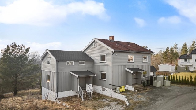 Det er gitt tillatelse til rivning av del av bygg - nybygg tomannsbolig datert 03.11.2023, med vilkår om betydelige tiltak som omfatter alle 3 seksjonene. Se salgsoppgave for mer informasjon.
Foto: Ole Thorgeir Solheim Thoresen