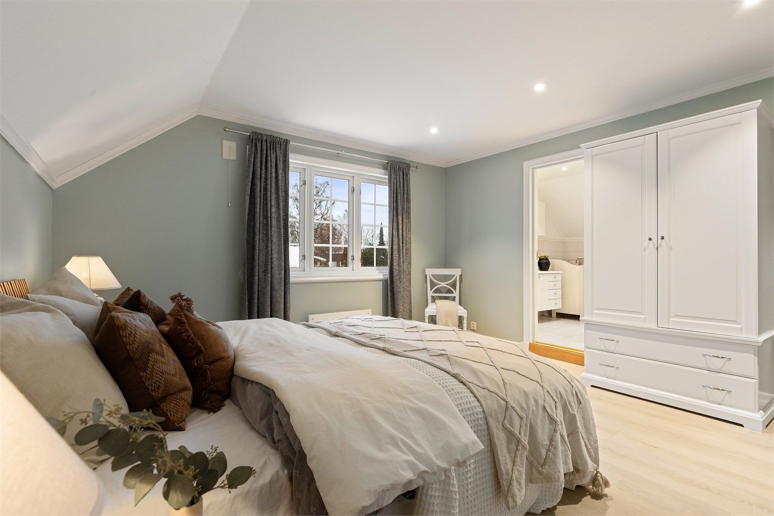 Ett av soverommene har eget baderom