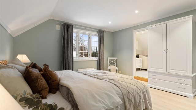 Ett av soverommene har eget baderom