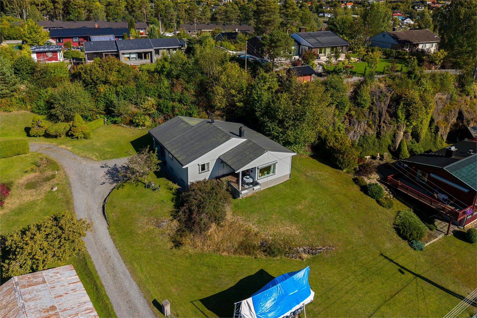 Enebolig med oppussingsbehov, romslig hage og overbygd terrasse.