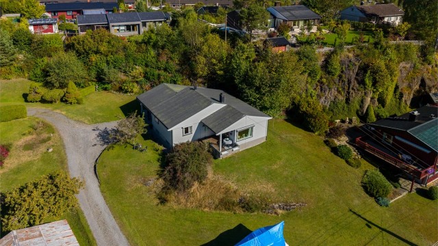 Enebolig med oppussingsbehov, romslig hage og overbygd terrasse.