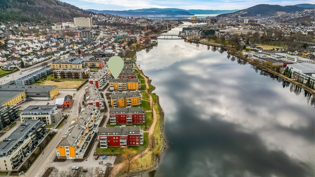 Til bykjernen kan man fra leiligheten gå langs Øvre Storgate, hvor mesteparten av gaten er en brosteinsbelagt miljøgate.