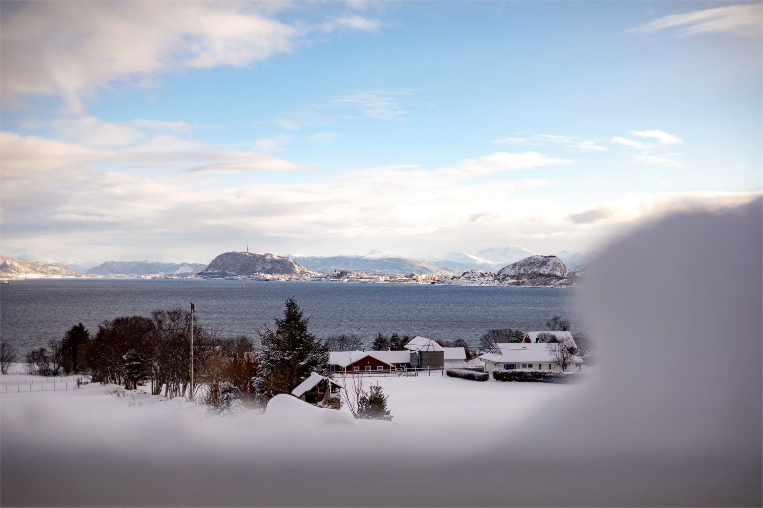 Området byr på en unik kombinasjon av nærhet til sjø og fjell.