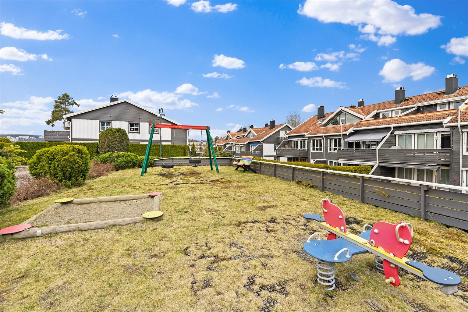 Fellesområdene er pent opparbeidet med blant annet lekeplass, godt egnet for barnefamilier.