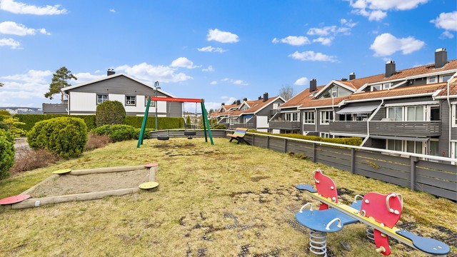 Fellesområdene er pent opparbeidet med blant annet lekeplass, godt egnet for barnefamilier.