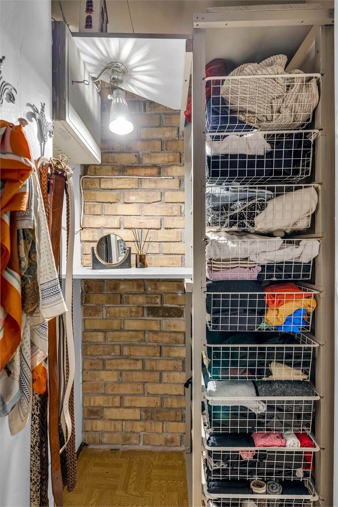 Rett ved soverommet har man tilgang til kott/garderoberom med mulighet for ekstra oppbevaring samt hems med lagringsmuligheter.