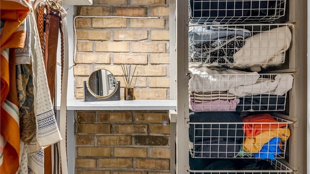 Rett ved soverommet har man tilgang til kott/garderoberom med mulighet for ekstra oppbevaring samt hems med lagringsmuligheter.