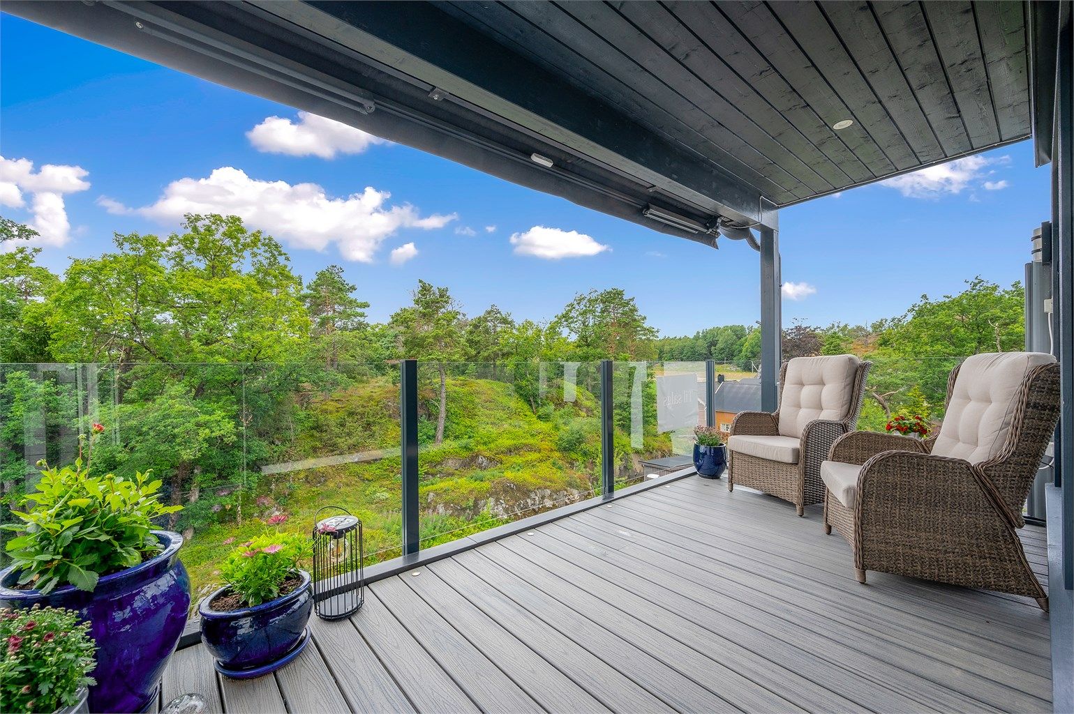 Utsyn mot natur fra veranda og gode solforhold. Verandaen er skjermet og usjenert i toppetasjen med markiser