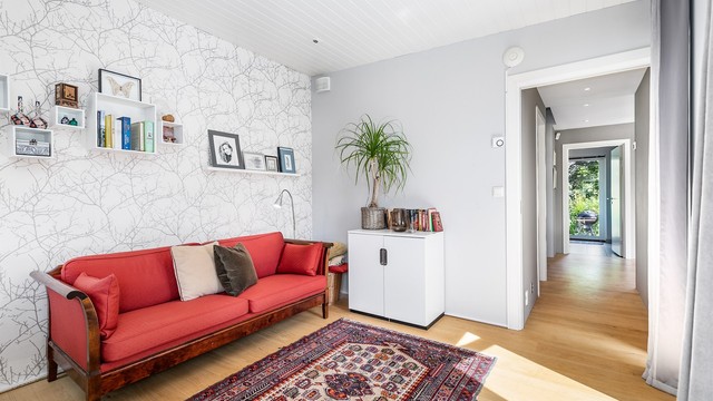 Soverommet i første etasje er oppmålt til ca. 12,5 kvm. og har egen utgang til terrassen.
