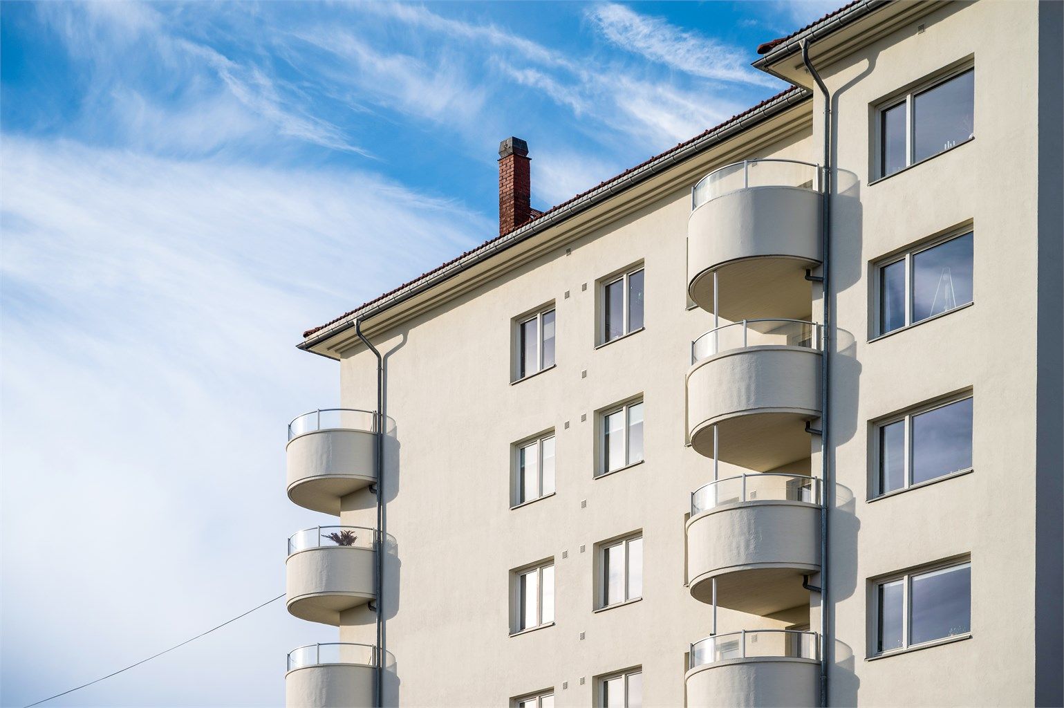 Fra bygget har du fritt utsyn mot Akerselva og ingen gjenboere