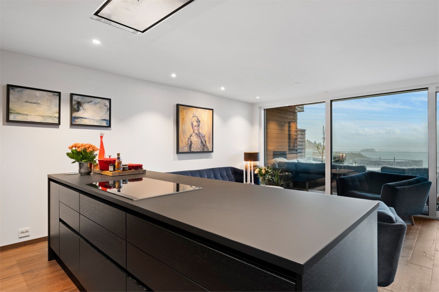 Flott kjøkkenøy med nedfelt platetopp og gode arbeidsflater