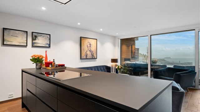 Flott kjøkkenøy med nedfelt platetopp og gode arbeidsflater