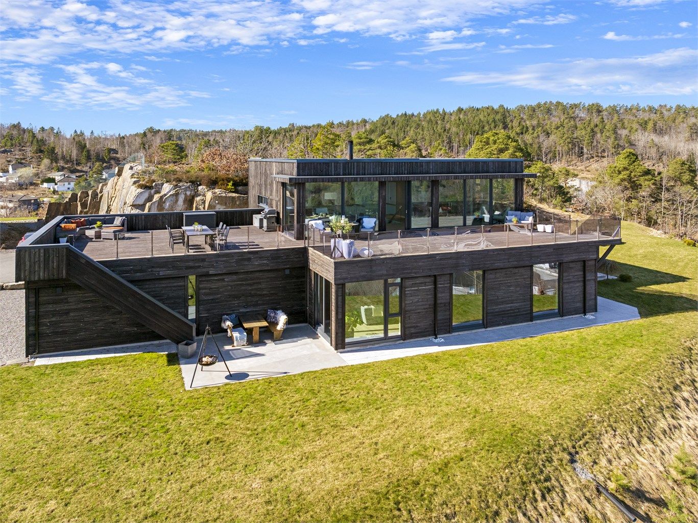 Glassrekkverk, utebelysning, terrasser og hage - Helt unik beliggenhet