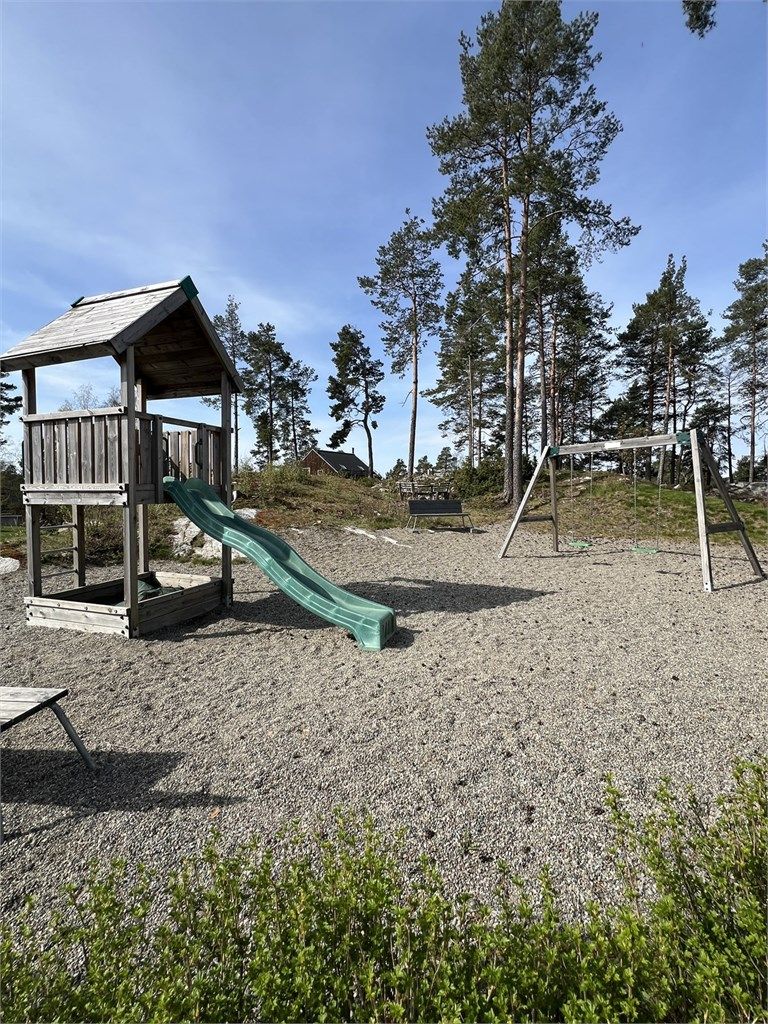 Solsideveien er et veletablert, rolig og barnevennlig område med egen lekeplass.