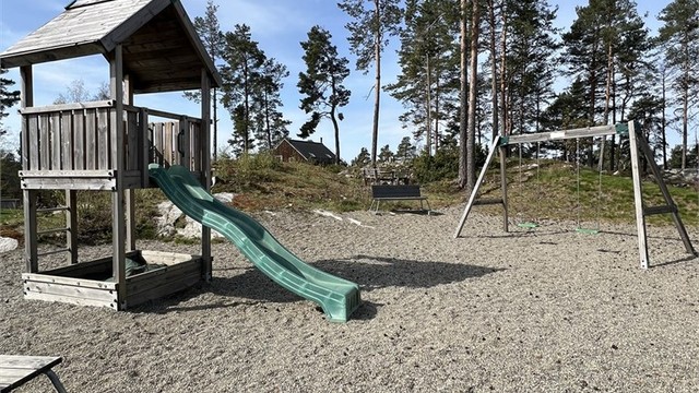Solsideveien er et veletablert, rolig og barnevennlig område med egen lekeplass.
