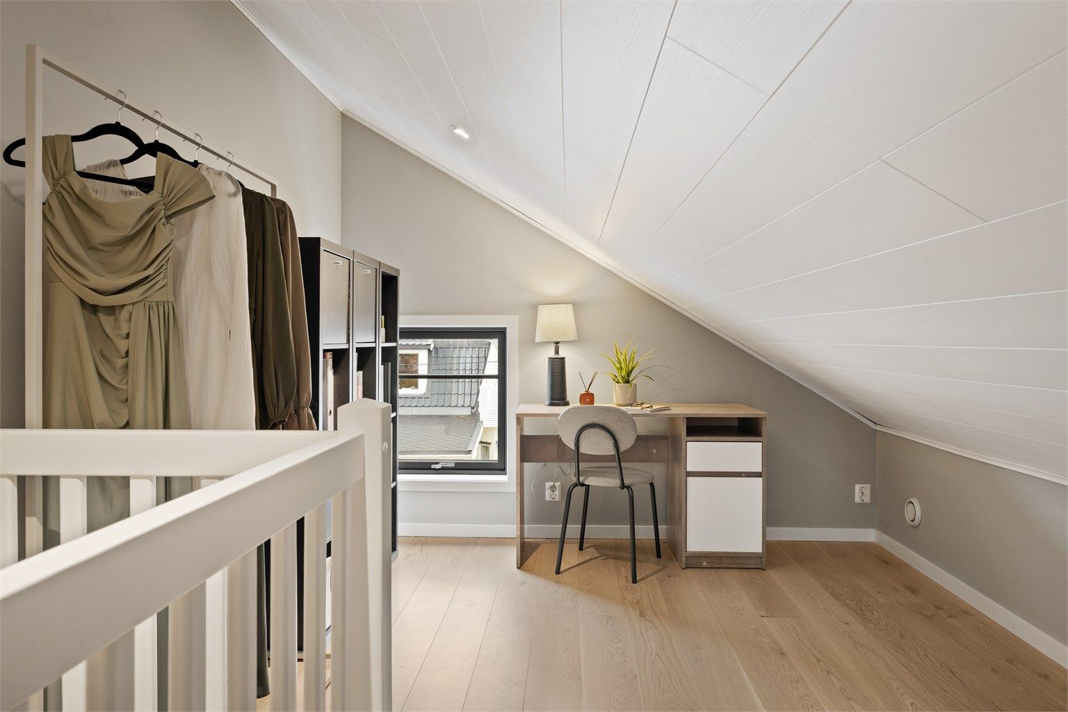 Downlights i skrå himling. Innredning av rommet til bruk for varig opphold er ikke bruksendret/omsøkt.