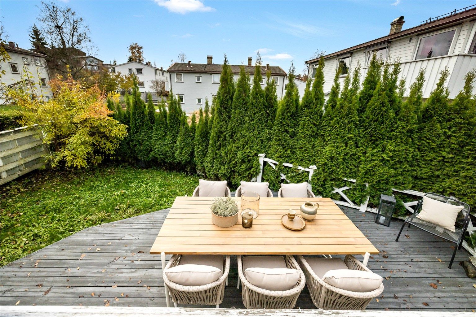 Bo godt i leilighet over to plan i trivelig småhus, med direkte utgang til 
usjenert disponibel hagedel med tujahekk som skjermer for innsyn.