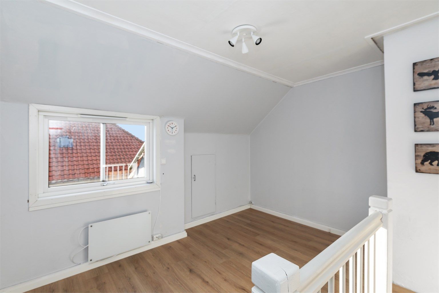 Soverom på loft med trapp opp fra hovedetasjen. 
