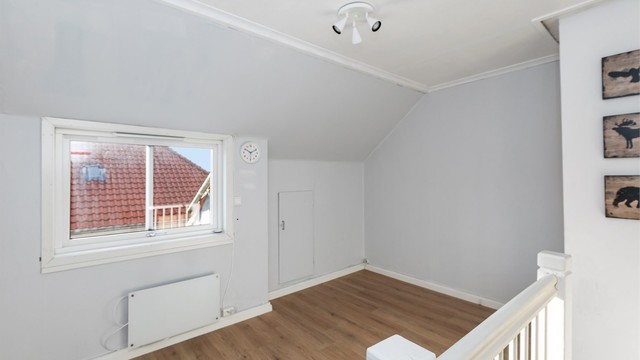 Soverom på loft med trapp opp fra hovedetasjen.