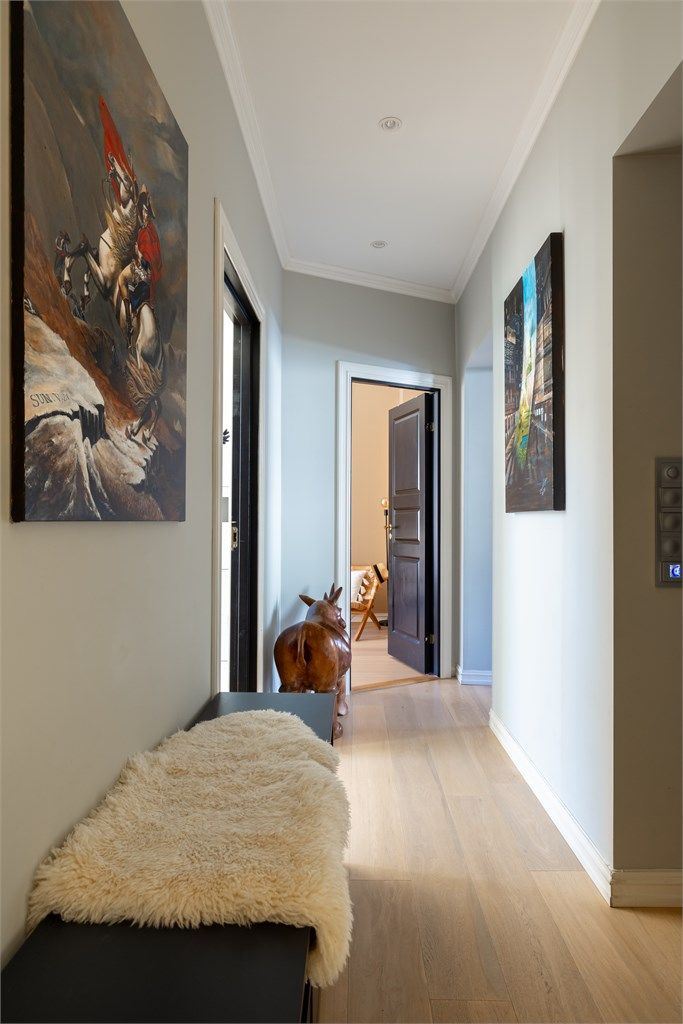 Leiligheten har adkomst via felles trappeoppgang med dørcalling.