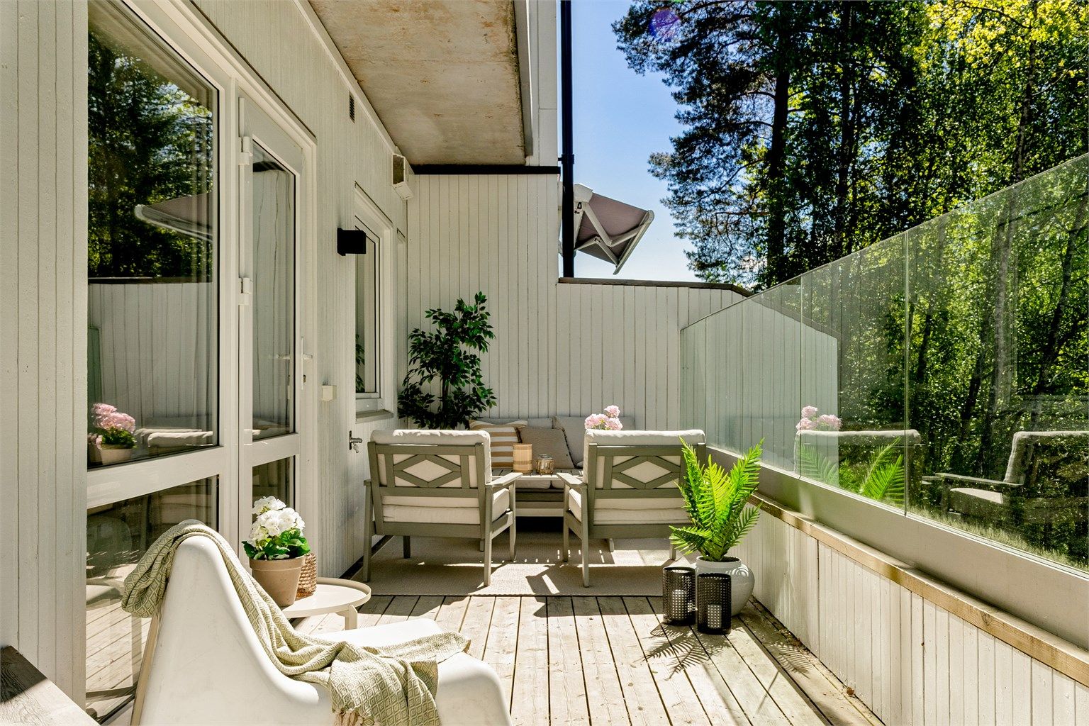 Velkommen til Tjernlia 45 og denne nyere 2-roms leiligheten med stor uteplass og parkeringsplass! Presentert av Christoffer S. Akerjordet og Krogsveen Nordstrand